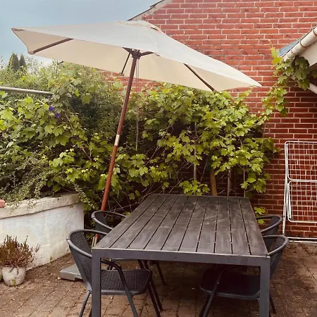 Villa And Cozy Family House At Center *